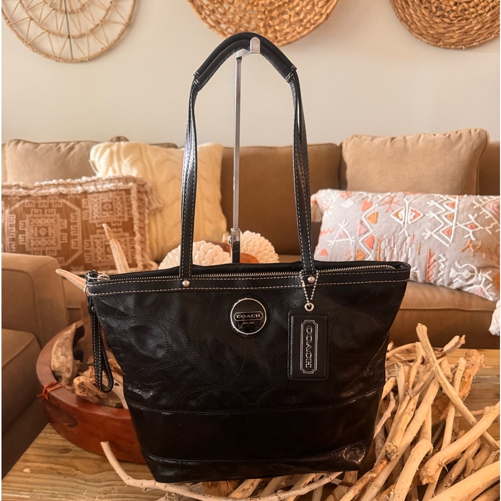 Coach signature patent leather bag  in great conditions!